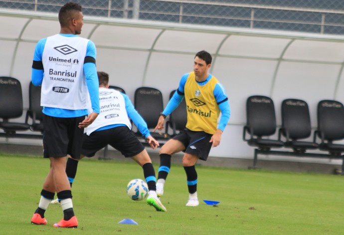Giuliano volta aos treinos e participa de trabalho com bola no Grêmio