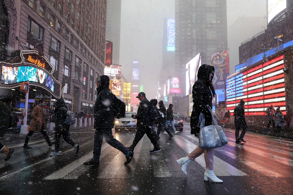 Debaixo de neve e frio extremo, pessoas circulam pela Times Square, em Nova York, durante onda de frio nos EUA — Foto: Brendan McDermid/Reuters