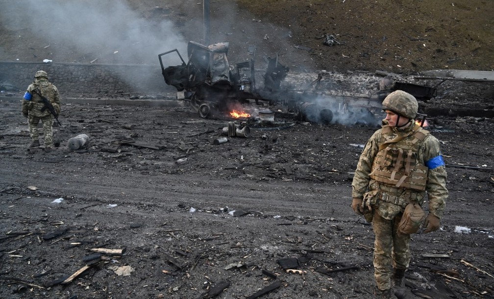 Soldados ucranianos buscam bombas não detonadas em Kiev, em 26 de fevereiro de 2022 — Foto: Sergei Supinsky / AFP