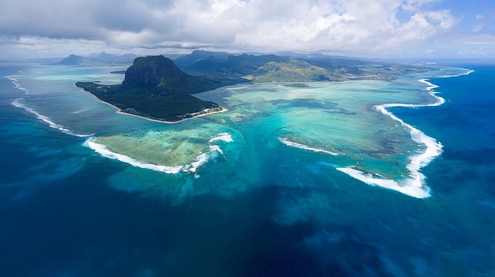 Na regio de Le Morne, nas ilhas Maurcio, uma fenda no fundo do oceano cria um efeito de cachoeira subaqutica  Foto: Tripadvisor / Valeriy1960 / Reproduo