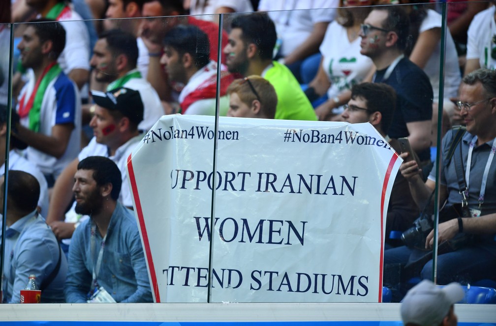 Torcedores exibem um cartaz contra a proibição de mulheres iranianas a frequentarem estádios em seu país durante partida entre Irã e Marrocos no estádio de São Petesburgo, na Rússia, pela Copa do Mundo 2018 — Foto: Dylan Martinez/Reuters