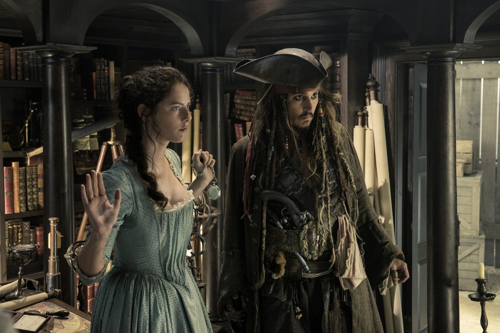 Kate Scodelario e Johnny Depp em Os Piratas do Caribe — Foto: IMDB