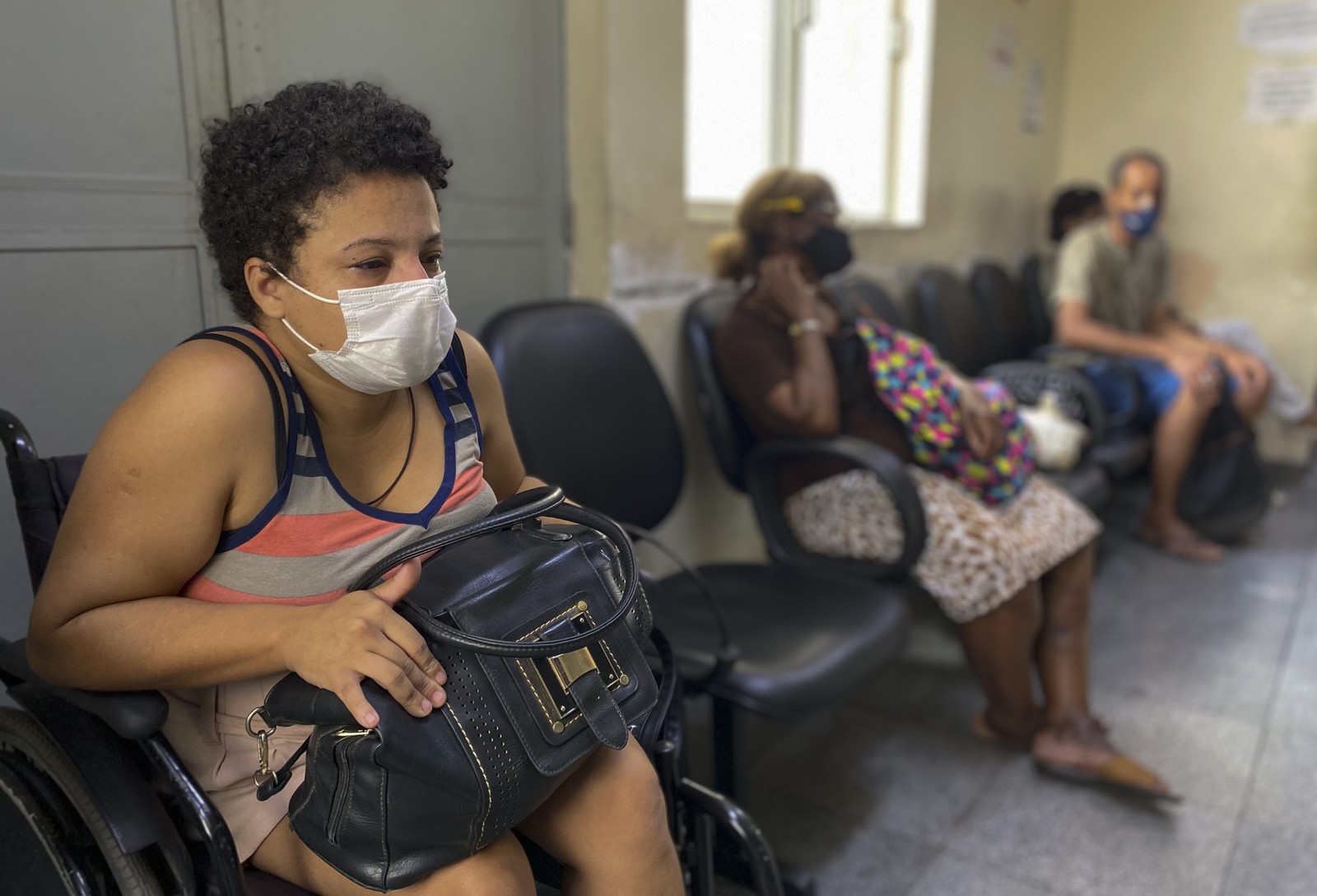 Andréia Barbosa, 32 anos. Paciente com dor na vesícula aguarda atendimento na emergência do Hospital do Andaraí. — Foto: Márcia Foletto