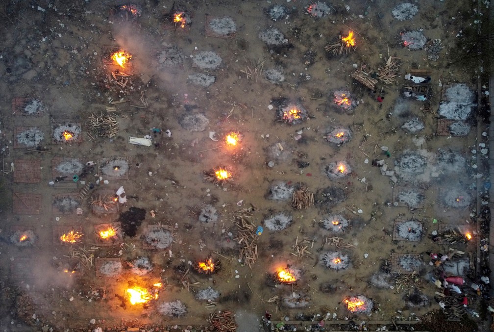 Cremação em massa de vítimas da Covid-19 em Nova Dhéli, em foto aérea de 22 de abril de 2021 — Foto: Danish Siddiqui/Reuters