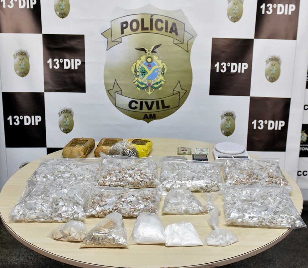 Mais de 3.500 porções de drogas foram apreendidas com a mulher — Foto: Divulgação/Polícia Civil