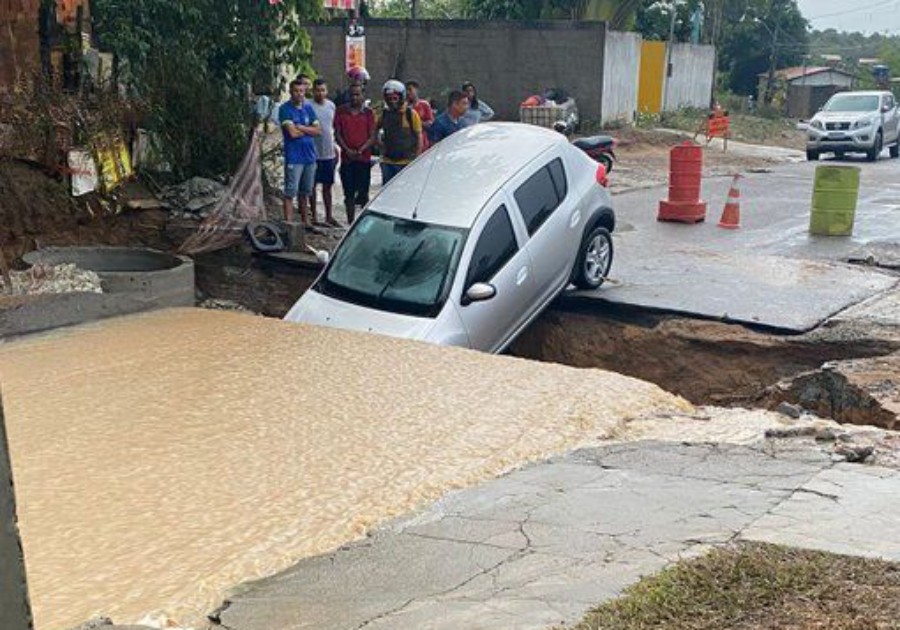 Carro cai em cratera durante chuva em Feira de Santana; VÍDEO