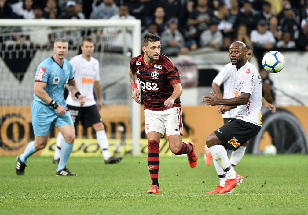 Flamengo venceu o Corinthians no jogo de ida e pode empatar na volta, mas não deverá ter os gringos convocados — Foto: Marcos Ribolli