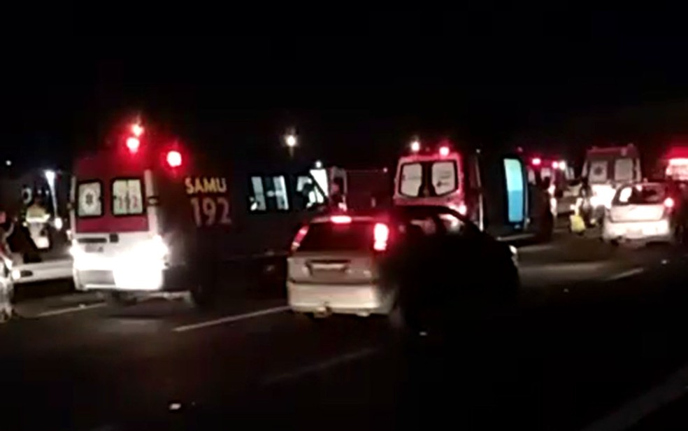 Ambulâncias do Samu e da concessionária Autoban socorreram as vítimas do acidente na Rodovia Anhanguera, em Campinas. — Foto: Reprodução/EPTV