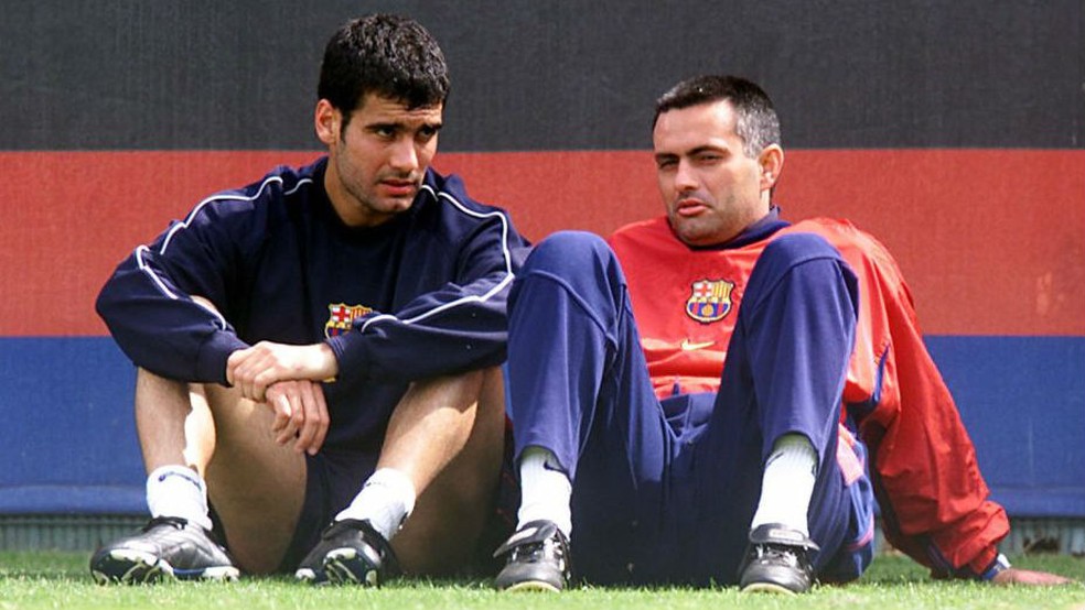 Mourinho e Guardiola juntos no Barcelona — Foto: Reprodução