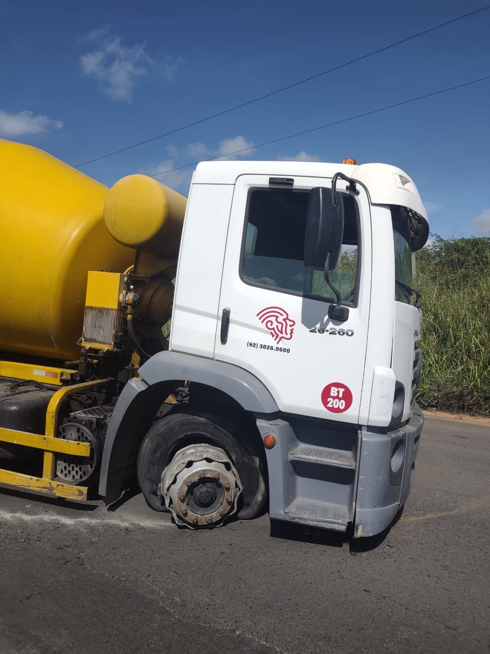 Com impacto da colisão na AL-115, pneu do caminhão estourou — Foto: BPRv