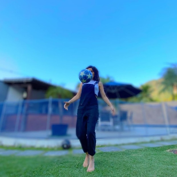 Vanessa Giácomo joga bola no gramado de casa (Foto: Reprodução/Instagram)