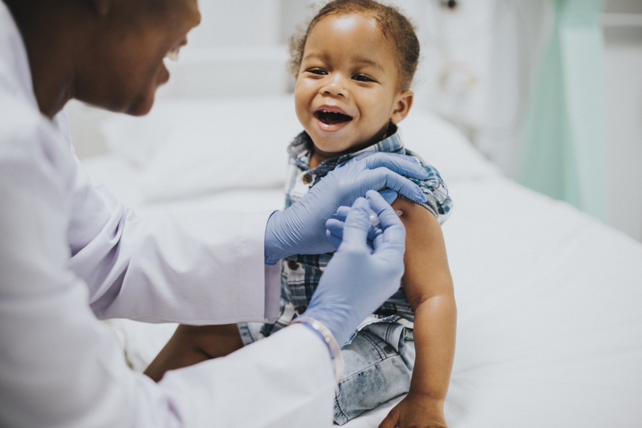 Criança pequena recebe vacina.