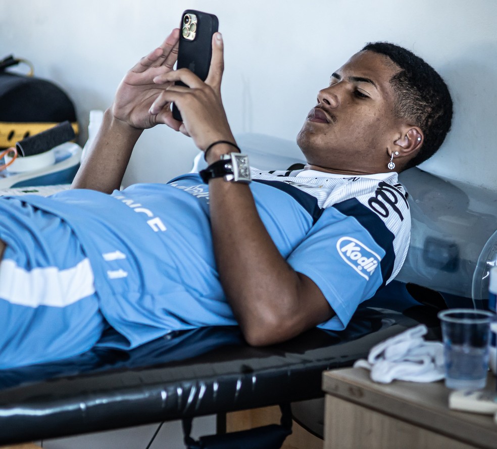 &Acirc;ngelo ainda trata na academia do Santos &mdash; Foto: Raul Barletta / Santos FC