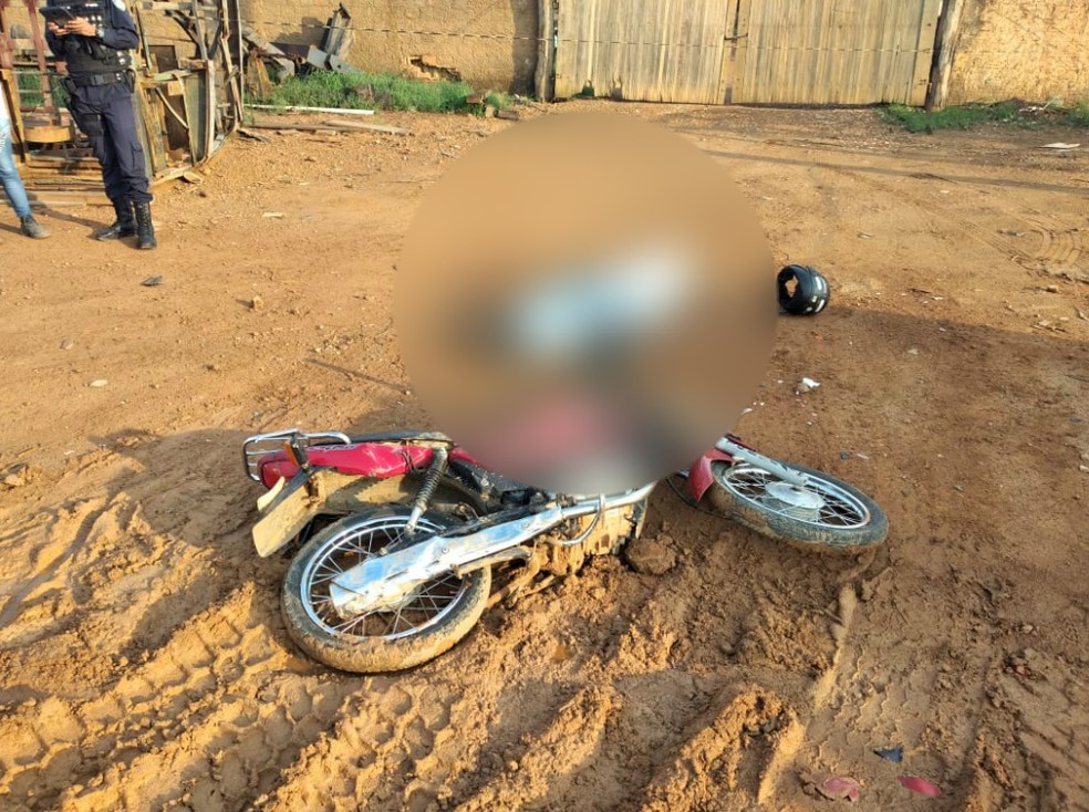Motociclista de 21 morreu após ser atropelado por caminhão em Machadinho D'Oeste.  — Foto: PM/Divulgação