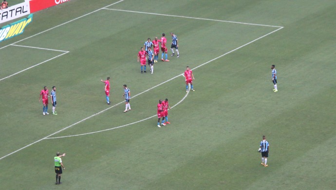 Grêmio aprende com erros e usa bola aérea para decidir e voltar a vencer