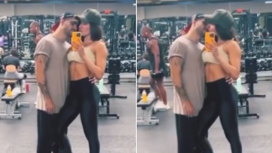 Caio Castro e a namorada trocam beijos na academia