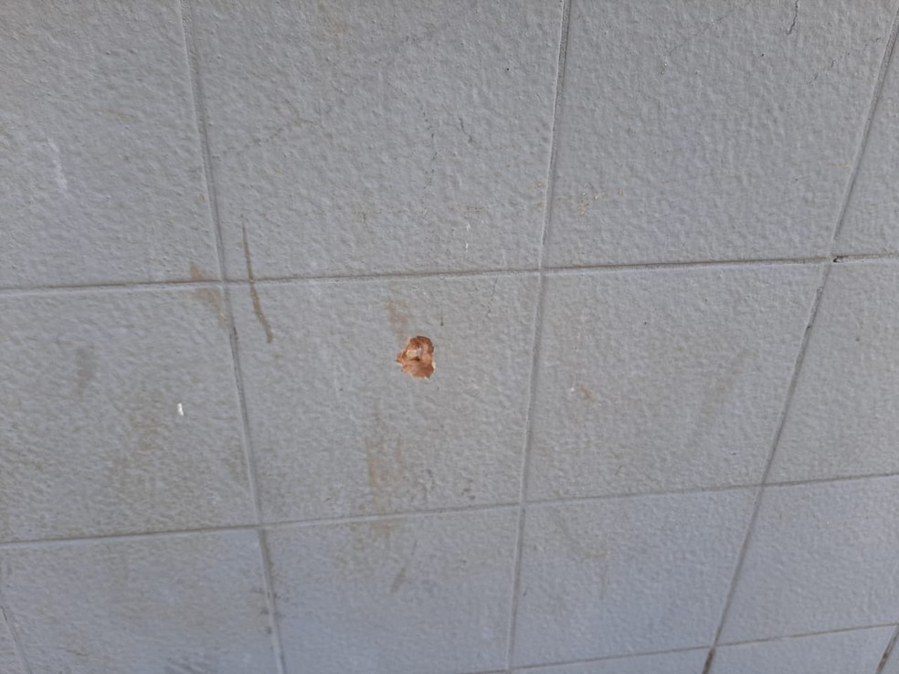 Marcas dos disparos ficaram nas paredes da delegacia em Timon (MA) — Foto: Divulgação/Polícia Civil