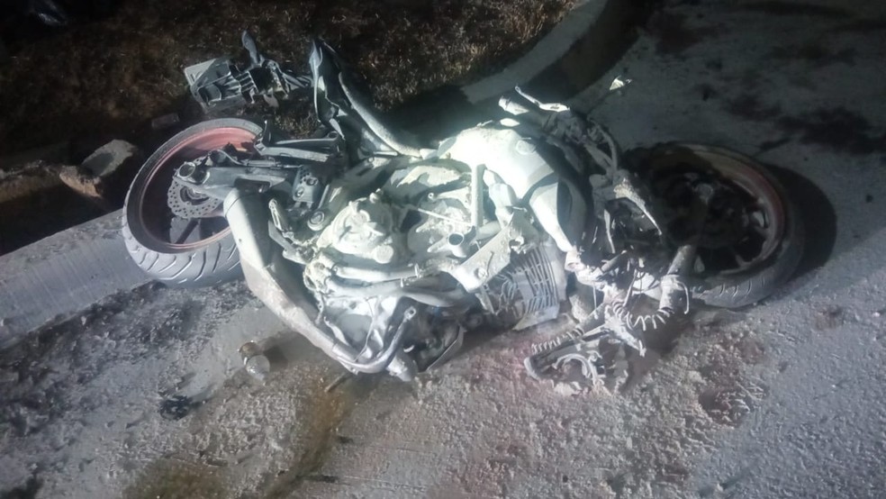 Moto pegou fogo após batida, em Palmeira — Foto: PRF