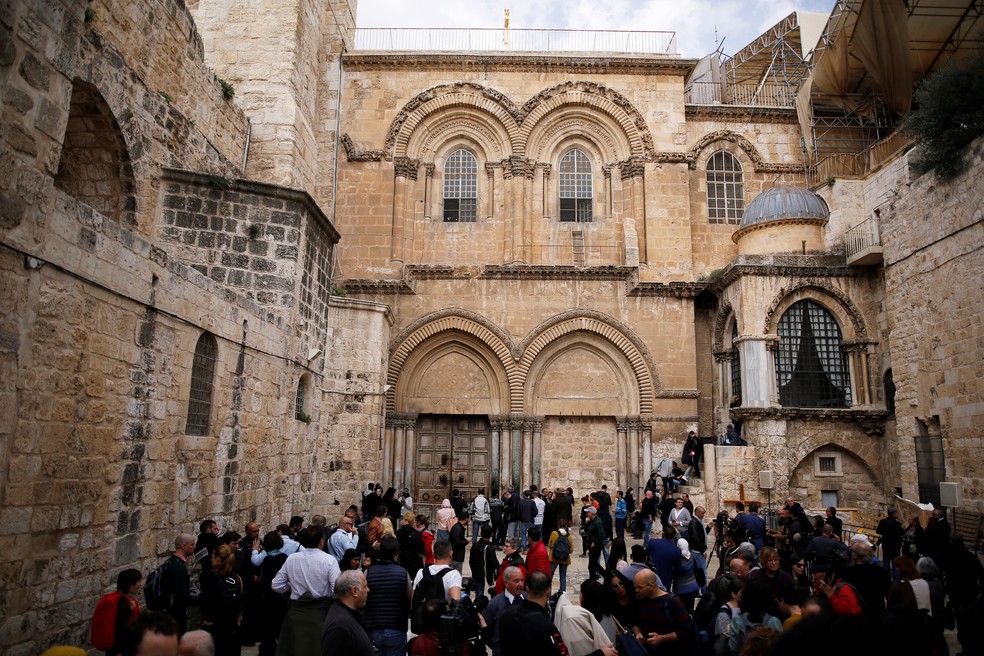 Portas fechadas da Igreja do Santo Sepulcro, em Jerusalém (Foto: REUTERS/Amir Cohen)