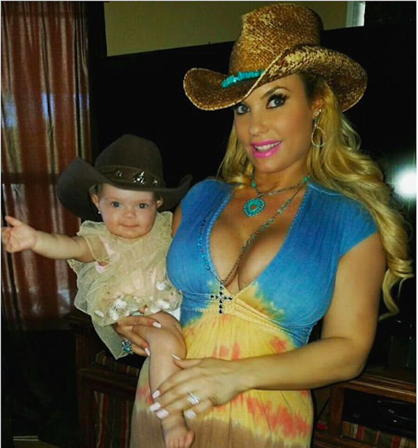 A celebridade Coco Austin com a filha (Foto: Instagram)