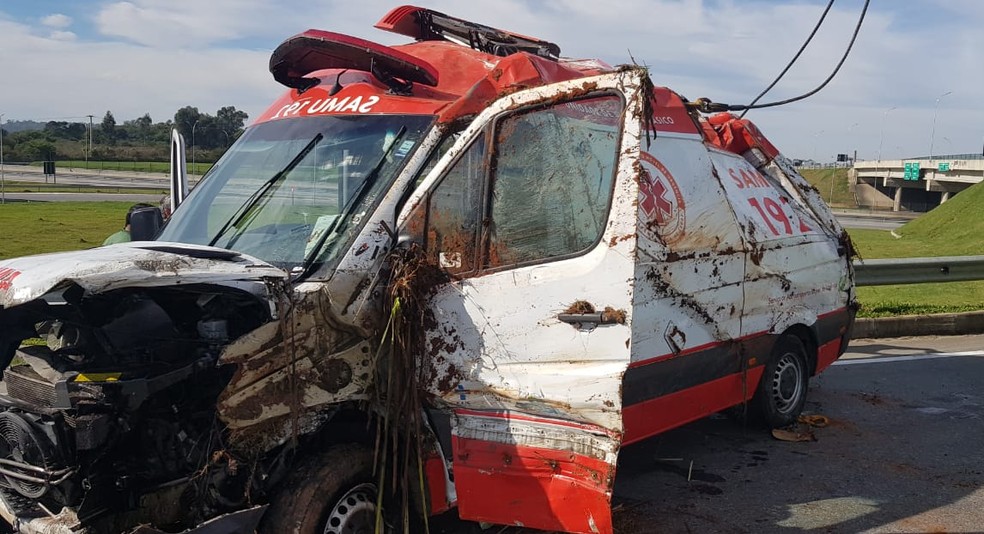 Ambulância teve perda total após ser furtada e sofrer acidente em Pelotas — Foto: PRF/Divulgação