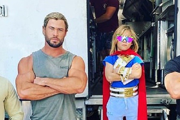 O ator Chris Hemsworth brincando com um dos filhos, fantasiados de Thor, no set do próximo filme do super-herói (Foto: Instagram)