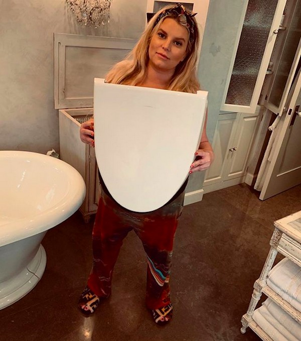 A atriz e cantora Jessica Simpson com o assento do vaso quebrado nas mãos (Foto: Instagram)