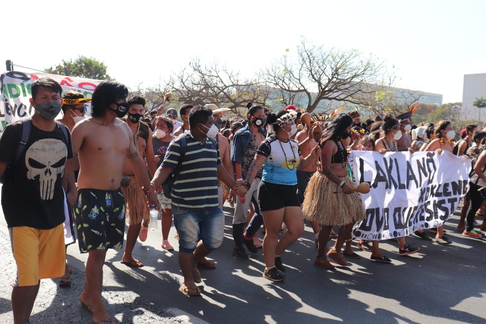 Povos indígenas fazem manifestação em Brasília, pelo segundo dia consecutivo, para protestar contra marco temporal para demarcação de terras — Foto: Carolina Cruz/ G1