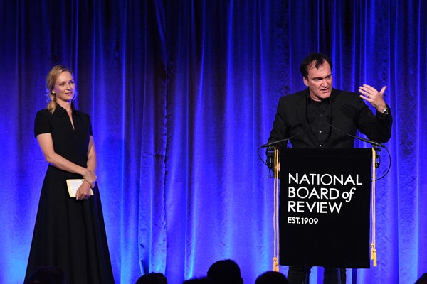 O cineasta Quentin Tarantino ao lado de Uma Thurman no palco do  The National Board of Review Annual Awards 2020 (Foto: Getty Images)