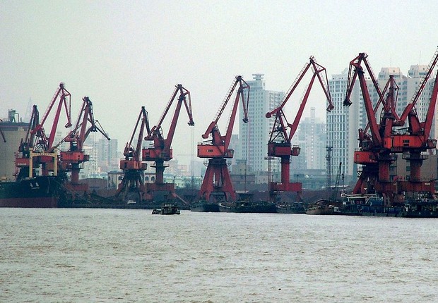 Porto em Xangai (Foto: Tibor Végh, CC BY 3.0 <https://creativecommons.org/licenses/by/3.0>, via Wikimedia Commons)