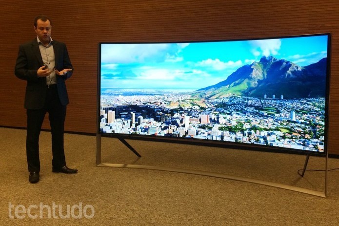 TV de 105 polegadas da Samsung teve preço de lançamento de R$ 500 (Foto: Marcelo Paiva/TechTudo)