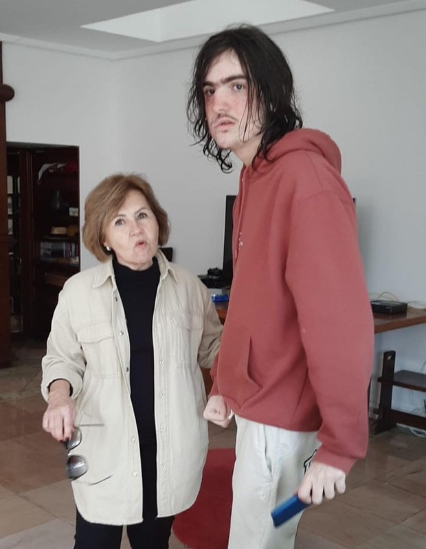 Davi, filho de Bel Kutner, com a avó (Foto: Reprodução/Instagram)