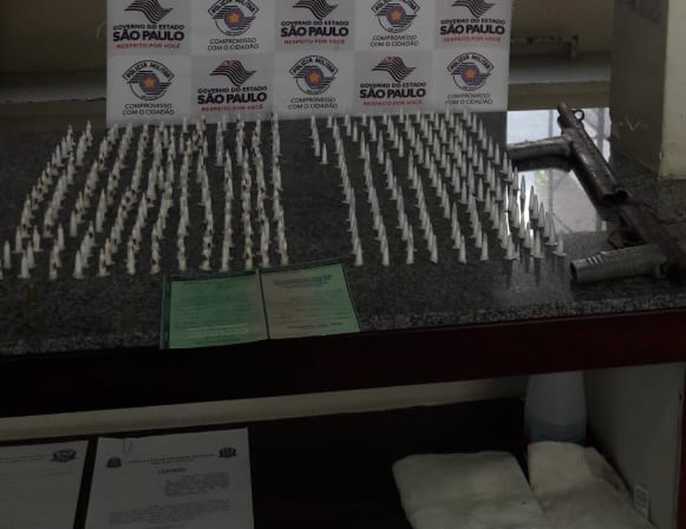 Mais de 300 porções de cocaína foram encontradas em Tietê — Foto: Polícia Militar/Divulgação
