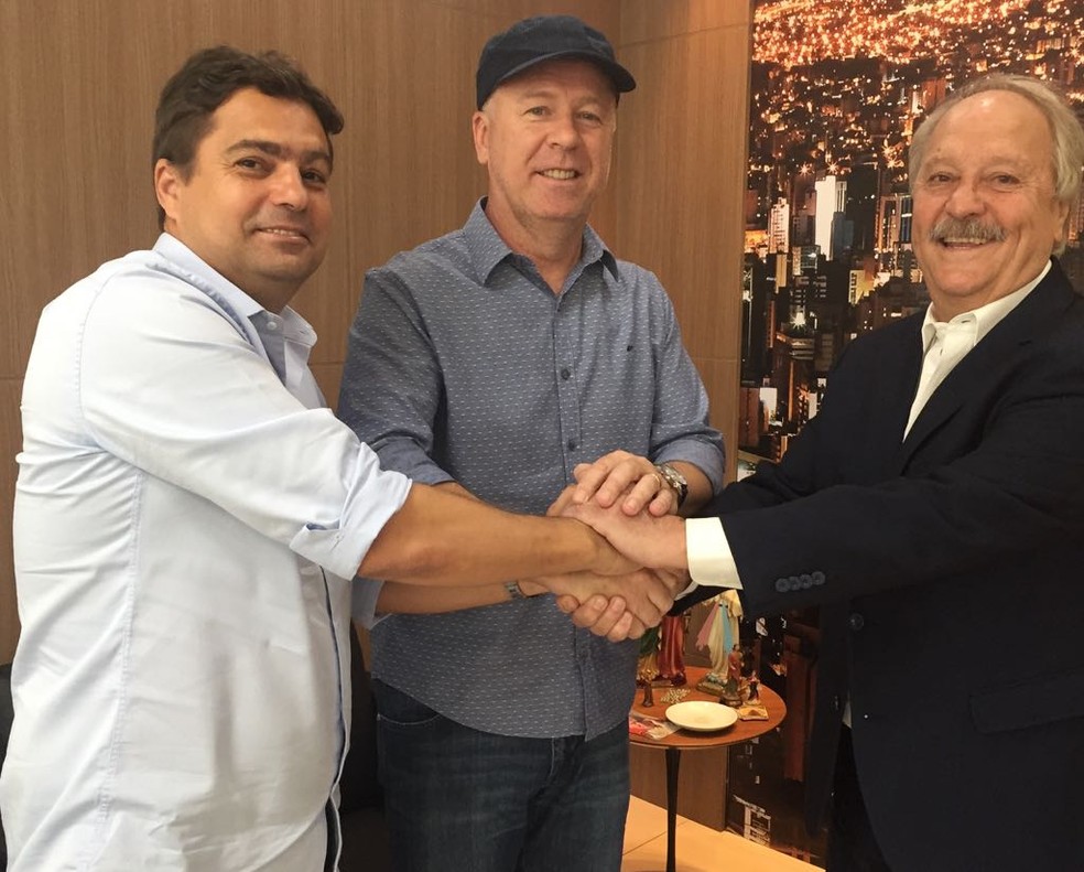 Itair Machado, Mano Menezes e Wagner Pires de Sá chegaram a acordo que garantiu a permanência do técnico na Toca (Foto: Diivulgação/Cruzeiro)