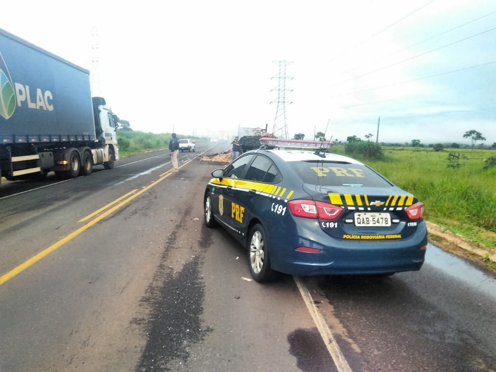 PRF orienta o trânsito na BR-262 — Foto: Osvaldo Nóbrega/TV Morena