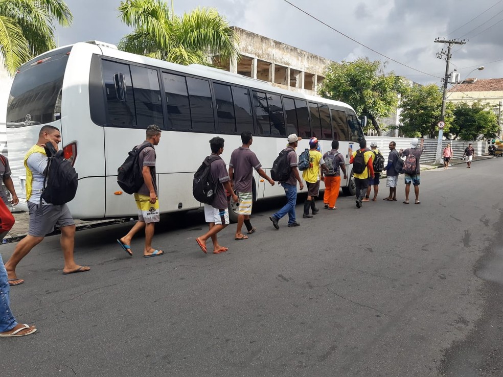 Detentos dos regimes aberto e semiaberto embarcam para praias do Litoral Norte de Alagoas — Foto: Ascom/Seris