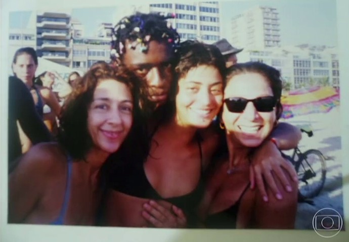 Carol Castro e amigas posam com Seu Jorge na orla (Foto: TV Globo)