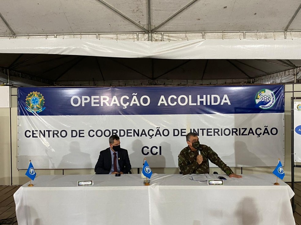 Superintendente da Polícia Federal em Roraima, delegado José Roberto Peres e general Antonio Manoel Barros, coordenador da Operação Acolhida — Foto: Caíque Rodrigues/G1 RR