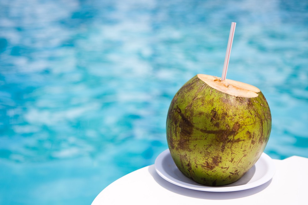 Refrescante e hidratante, água de coco tem poucas calorias (Foto: iStock Getty Images)