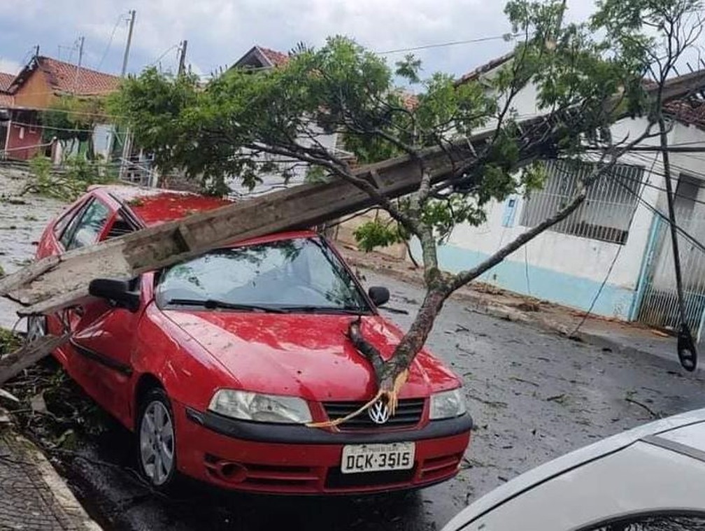 Poste atingiu carro em rua de Caconde nesta segunda-feira (3) — Foto: Redes Sociais