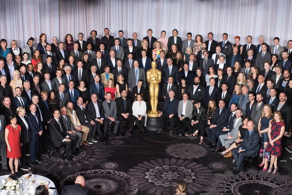 Todos os profissionais indicados na 88ª cerimônia do Oscar em foto oficial da Academia. O diretor brasileiro Alê Abreu está na esquerda da foto, próximo à cantora Lady Gaga. (Foto: Divulgação)