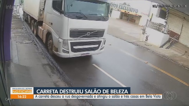 Carreta desgovernada destroi salo de beleza
