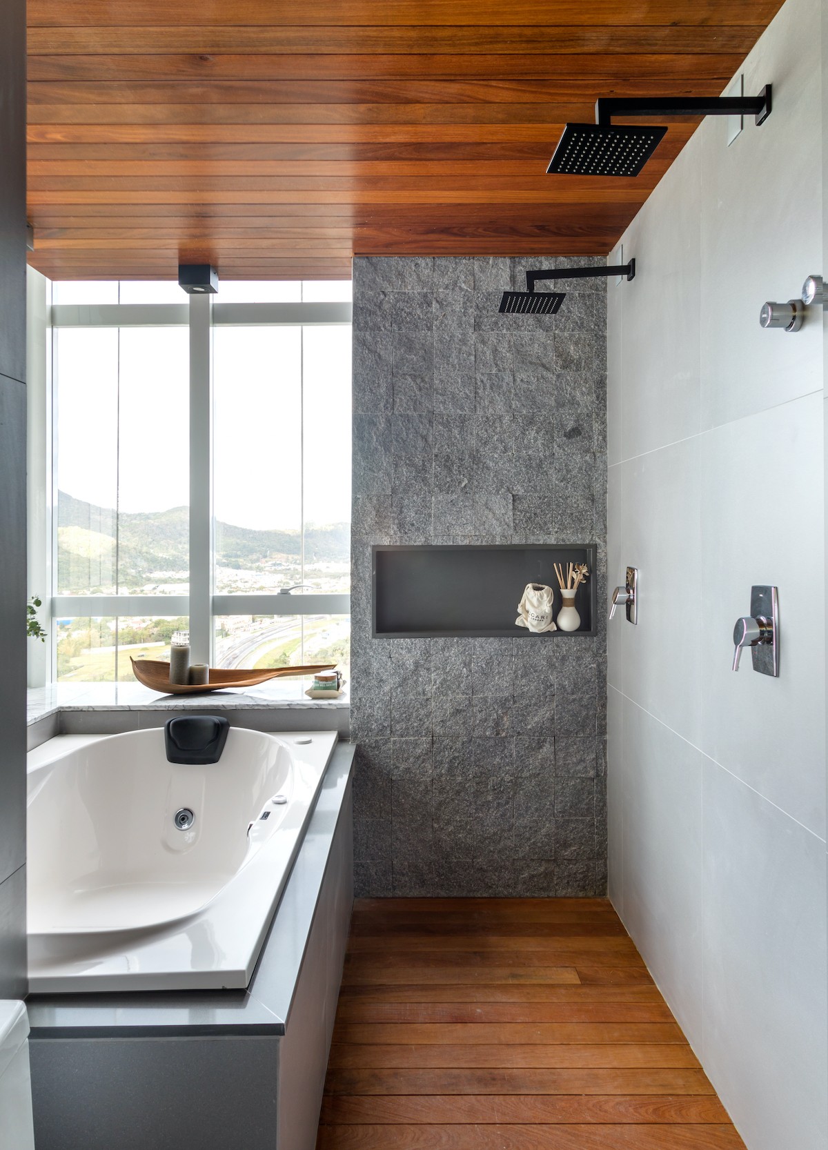 BANHEIRO | As pedras da Tessela conferem uma atmosfera natural no banheiro, proporcionando relaxamento para o momento do banho (Foto: Divulgação / Fábio Severo)