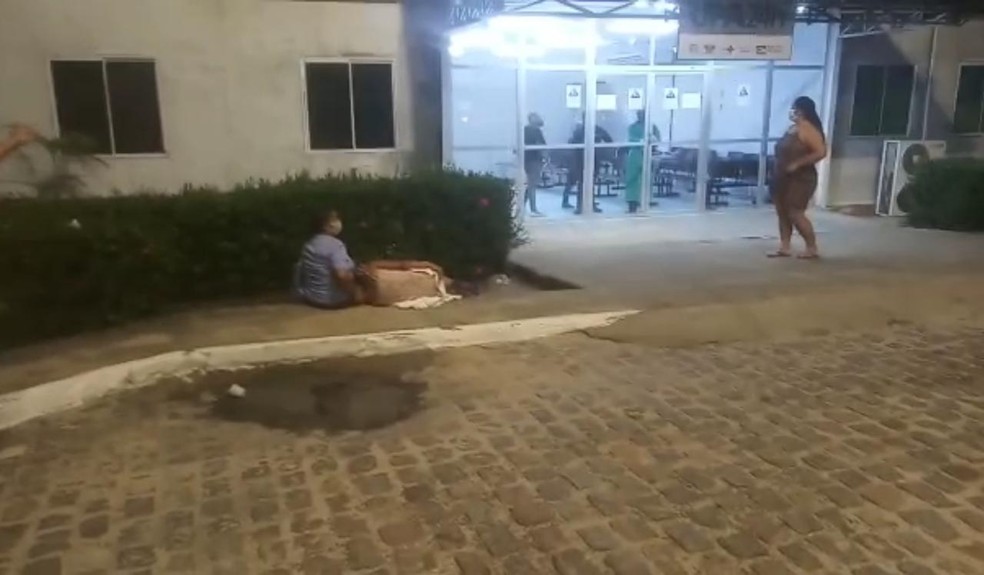 Mulher &eacute; deixada em cal&ccedil;ada na frente de UPA de Parnamirim &mdash; Foto: Reprodu&ccedil;&atilde;o