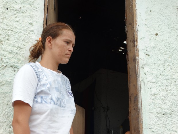 A agricultora Janaína Maria da Conceição Santos mora próximo ao epicentro do tremor registrado no Agreste (Foto: Paula Cavalcante/ G1)