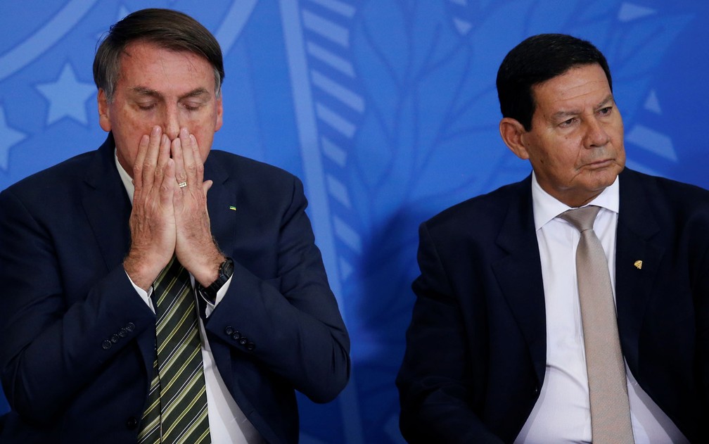 Bolsonaro passa as mãos no rosto durante a cerimônia no Palácio do Planalto — Foto: Ueslei Marcelino/Reuters