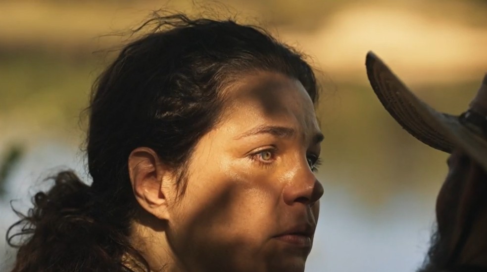 Bruaca (Isabel Teixeira) teme pela vida de Alcides (Juliano Cazarré), em 'Pantanal' — Foto: Globo