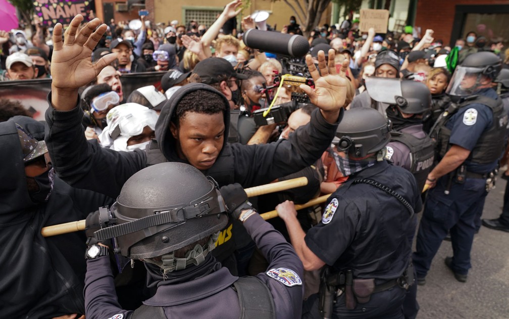 Policiais e manifestantes se enfrentam em protestos em Louisville, Kentucky, na quarta-feira (23) — Foto: AP Foto/John Minchillo