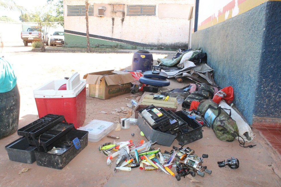 Materiais apreendidos foram encaminhados para a delegacia (Foto: Polícia Militar/Divulgação)