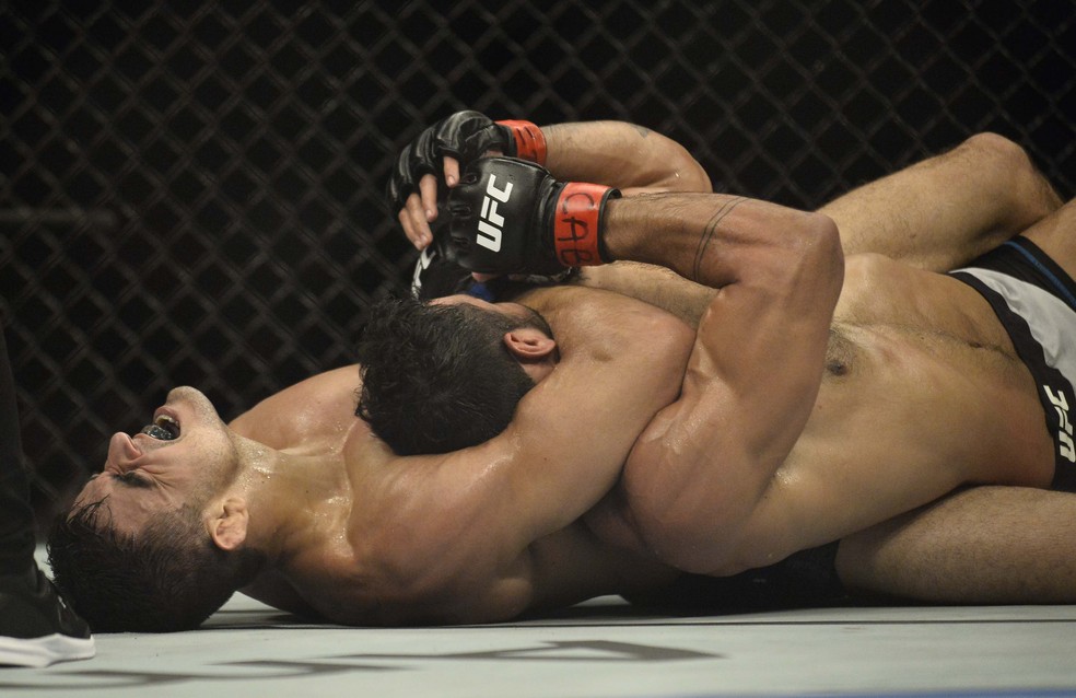 André Sergipano tenta a finalização sobre Antônio Arroyo no UFC São Paulo — Foto: Marcos Ribolli